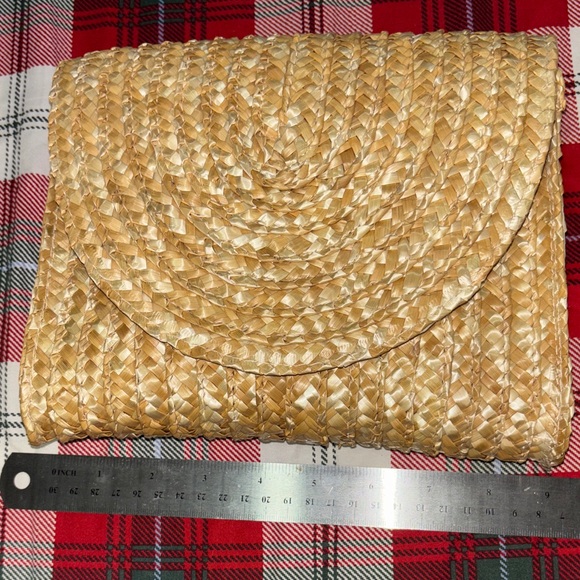 Elegant Woven Clutch - Picture 3 of 6